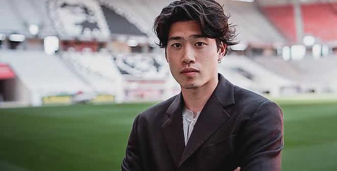 官方：弗賴堡簽約日本邊鋒鈴木唯人，新賽季穿14號球衣。